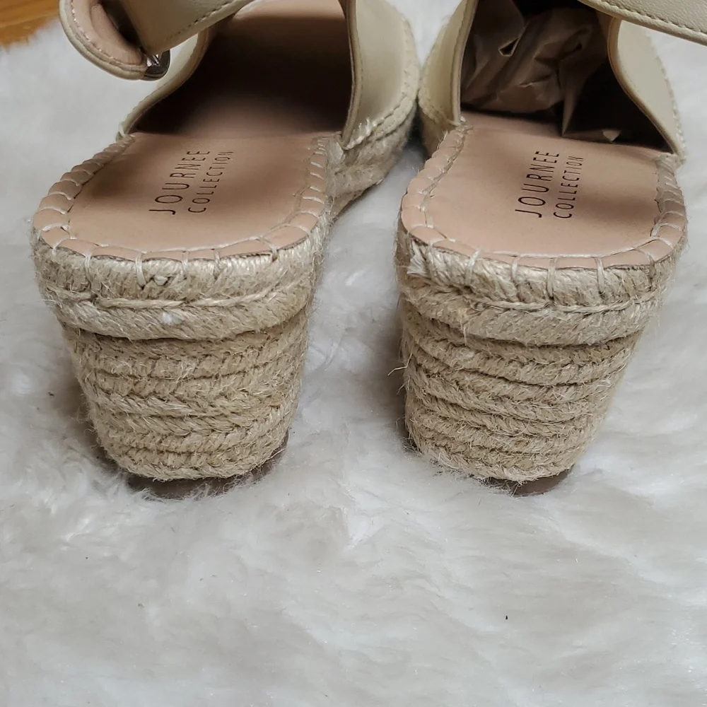 Journee Collection step out